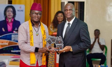 Rosny Le Sage Souaga, récompensé par le Prix FILA de l’engagement littéraire africain 2022.
