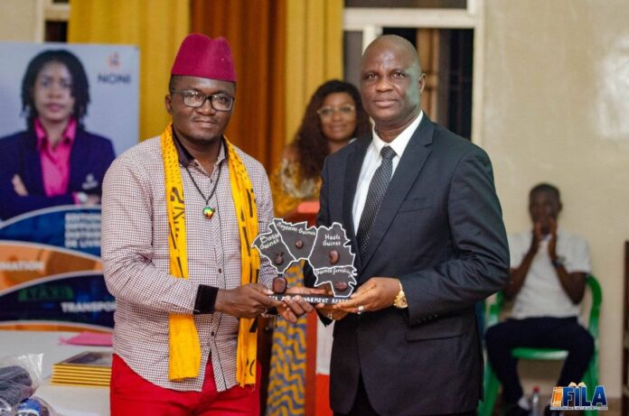 Rosny Le Sage Souaga, récompensé par le Prix FILA de l’engagement littéraire africain 2022.