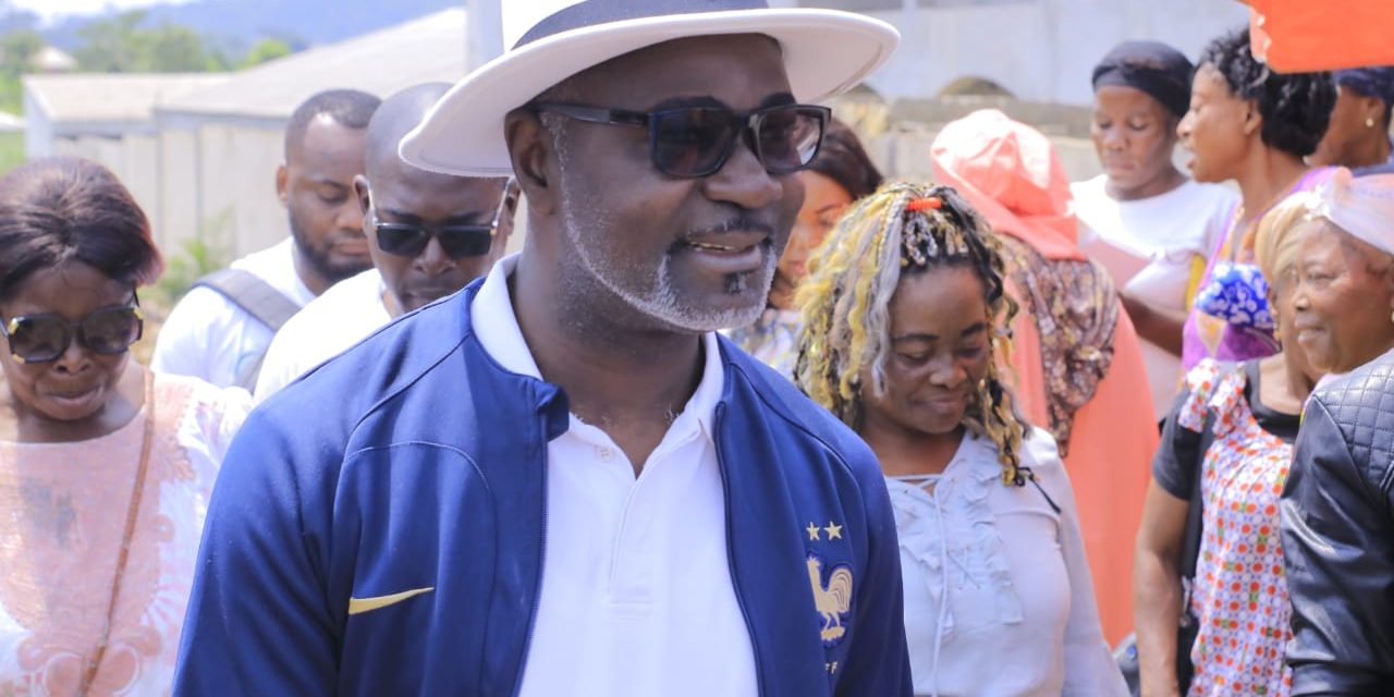 Oyem:  Le ministre des Mines et de la Géologie Chen Sylvestre Mezui M’Obiang en prospection